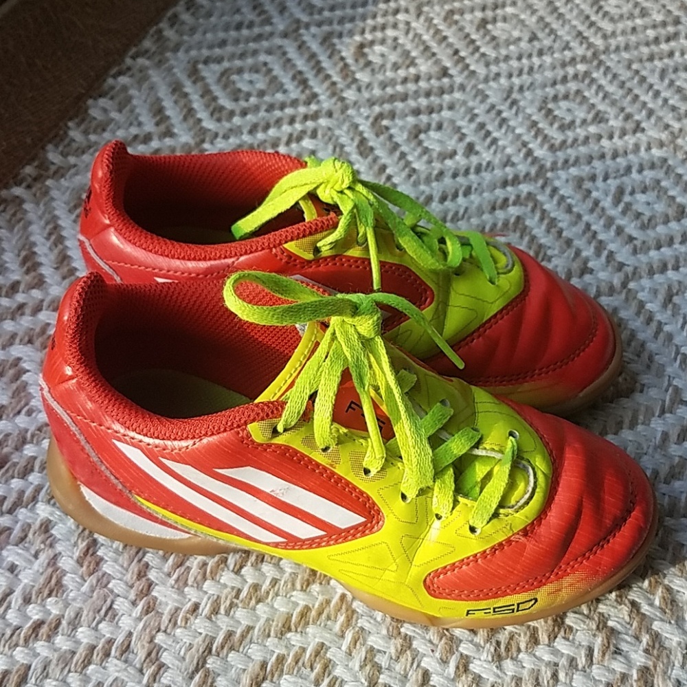 Toddler indoor soccer shoe